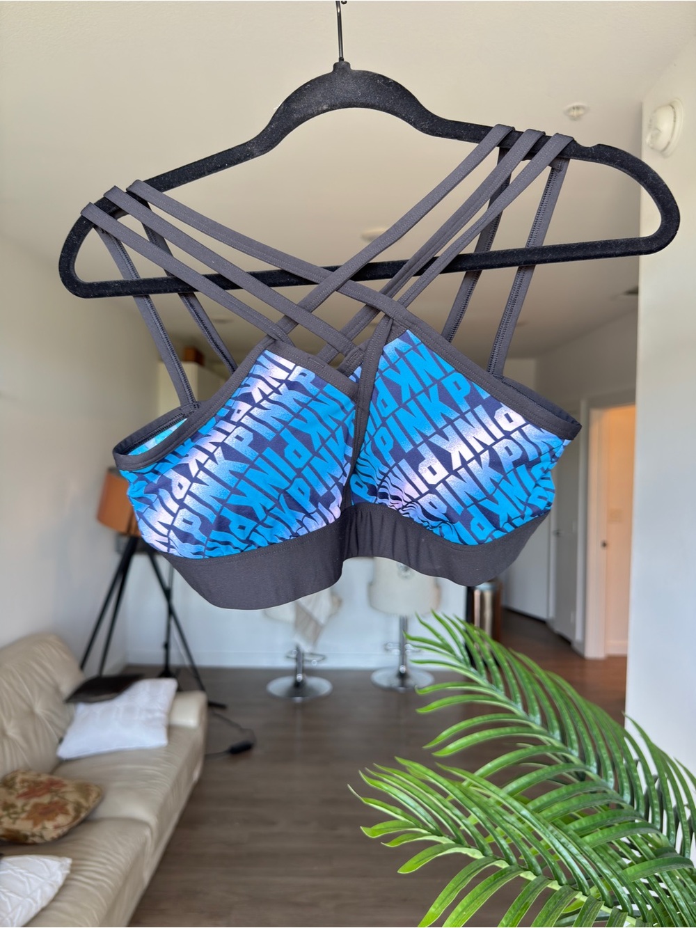 PINK Victoria’s Secret Strappy Sports Bra Blue Graphic Size L – Lightly Lined